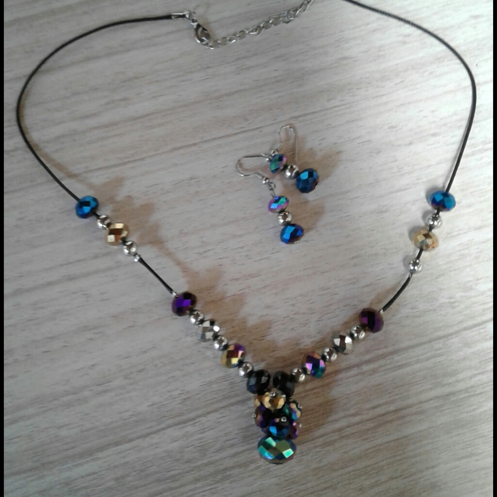 Very shiny beads on a nice cord with earrings